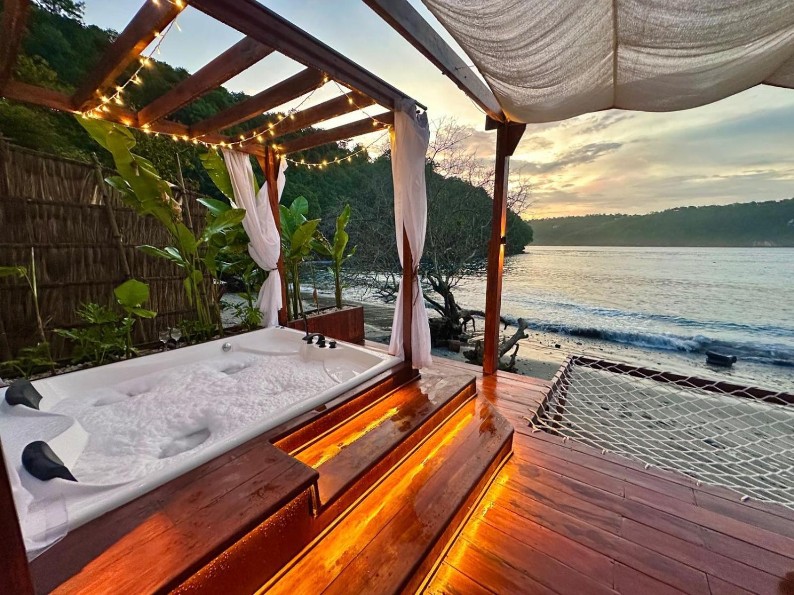 Beachfront Luxury Dome Villas - Gamat Bay Resort นูซาเปอนีดา ภายนอก รูปภาพ